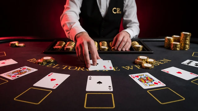 Live Dealer Tisch mit Karten und goldenen Chips im Casina Live Casino